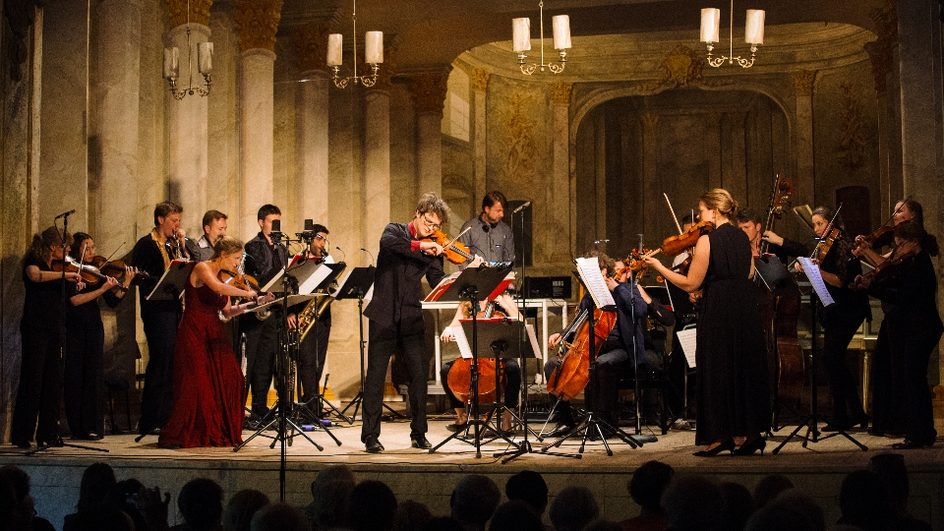 O Modernt Chamber Orchestra on stage
