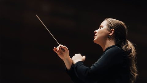 Emilia Hoving conducting