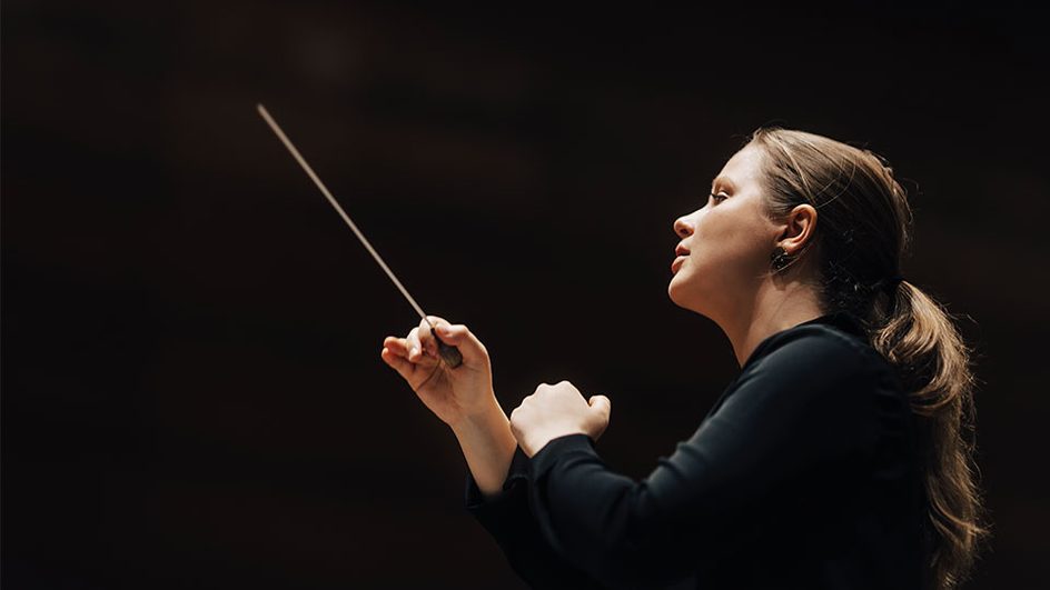 Emilia Hoving conducting