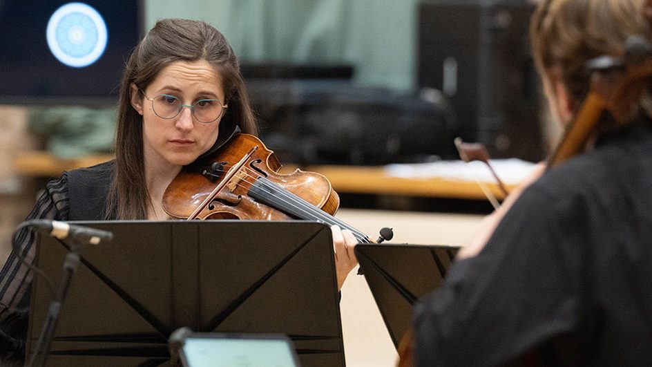 woman playing the violin
