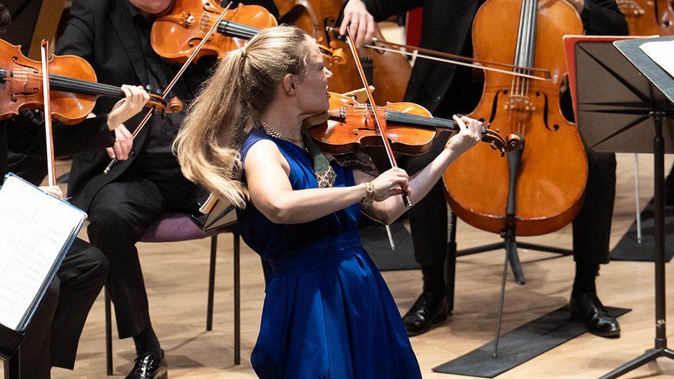 Leila Josefowicz playing the violin